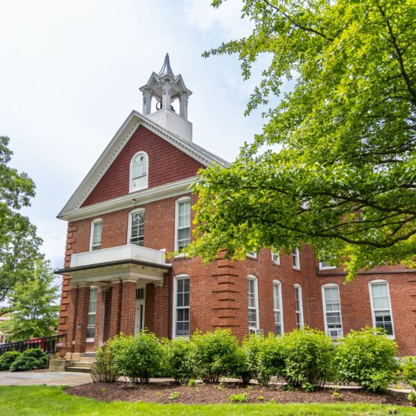 An image of Memorial Hall on Bridgewater College's campus.